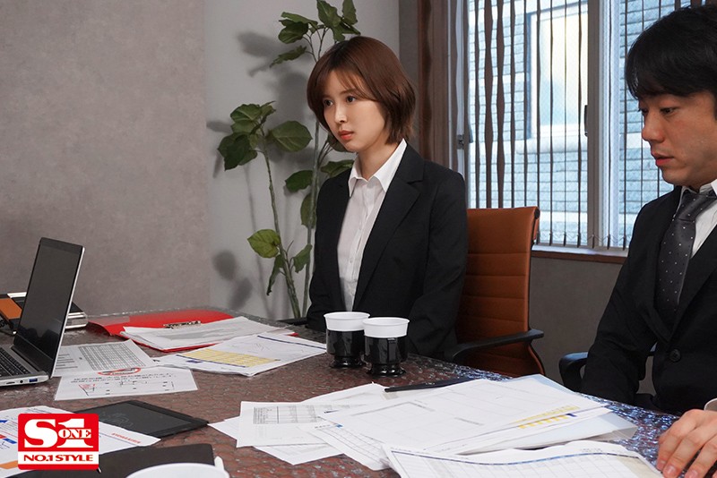 美人上司と童貞部下が出張先の相部屋ホテルで…いたずら誘惑を真に受けた部下が追撃射精の絶倫性交 葵つかさ プレビュー画像 1