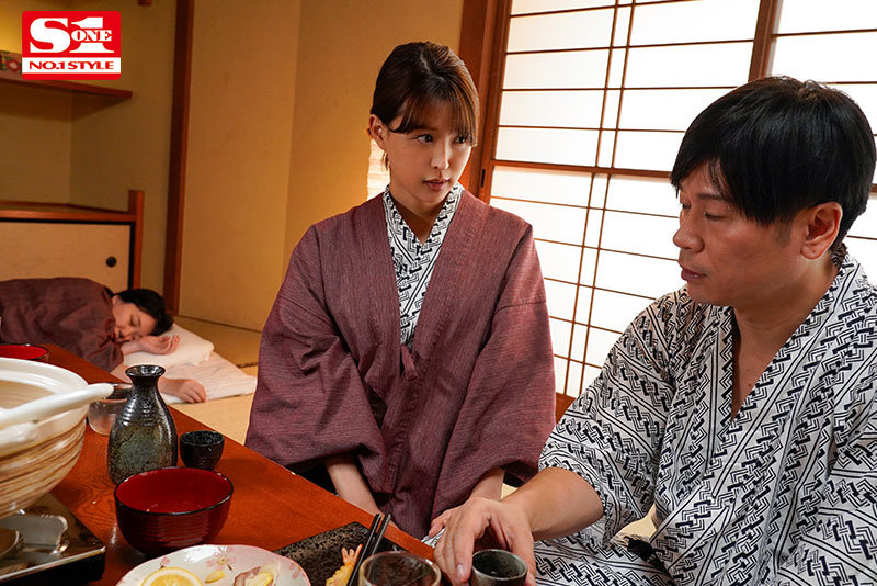 友人夫婦と4人で温泉旅行中、美人過ぎる友人奥さんが僕を明らかに誘惑！？ 愛妻に内緒でW不倫セックス…ヤる？ヤラない？ 葵つかさ サンプル 2