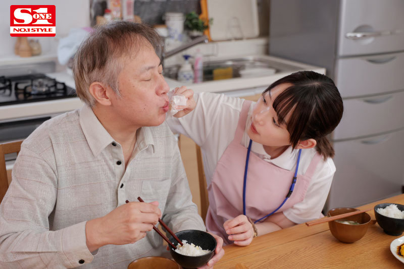 台風直撃で帰宅困難になった童顔の介護士 何度もイカされて快楽堕ちした初老との年の差性交 架乃ゆら サンプル 3